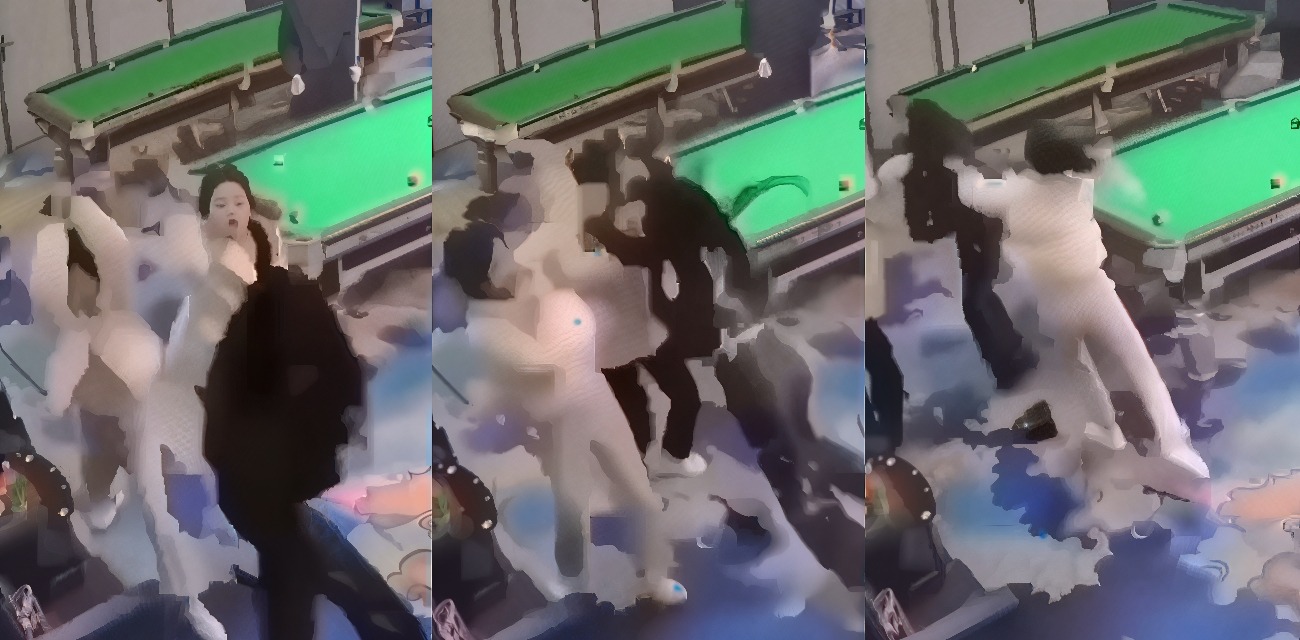 抖音万人求 暴躁国服刀妹 两女子台球厅持双刀砍翻一名女生 下手超狠都给整毁容了！远离精神小妹！