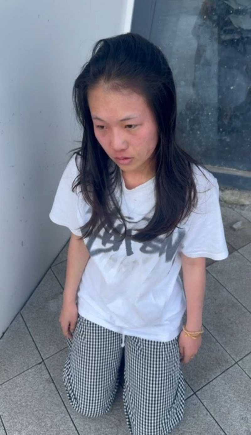 海南一女子被曝出轨后遭当街殴打下跪！