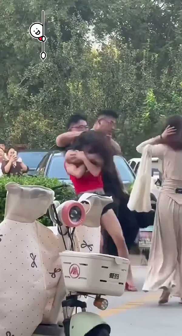 小红书 红衣女灰衣女街头互殴 扯头发扇巴掌混战 双方男友到场升级男女混合双打