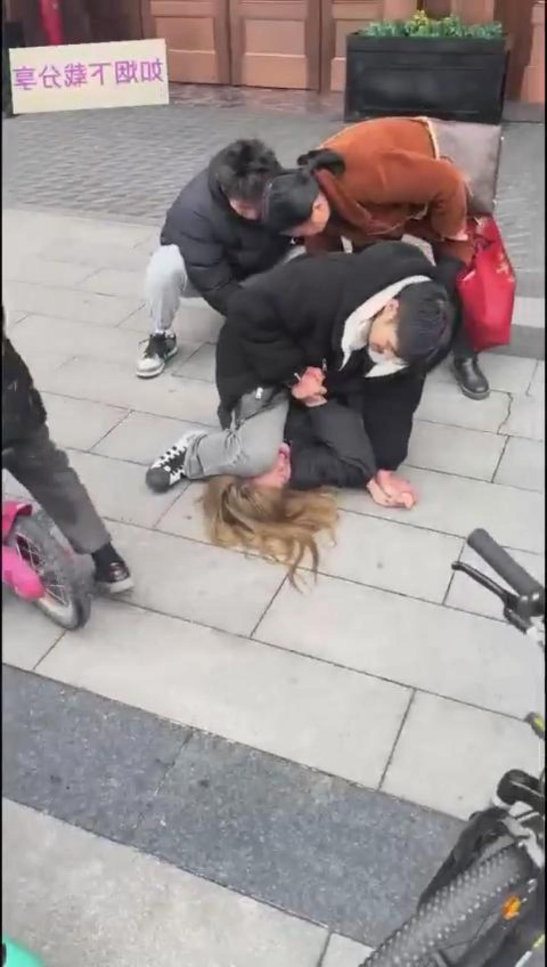 长沙街头女子冲马路轻生 小伙果断救人反被咬伤！