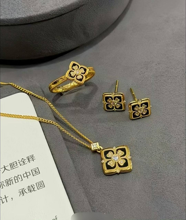 周大福 把快闪店开到LV正门口直线距离不到15米 满铺唐代宝相花纹样被指硬刚