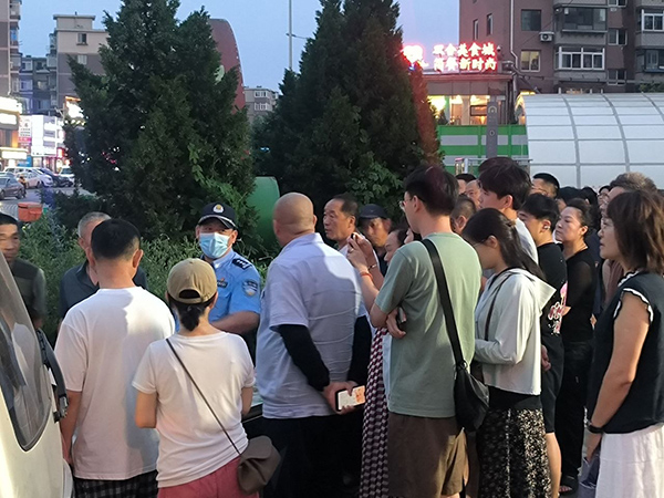 辽宁大连山东路地铁口 羊肉串摊主与城管对峙 妻子站车上扔物品 反复搬运僵持引围观