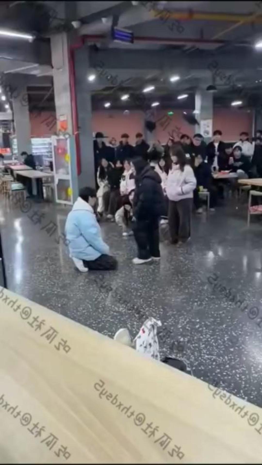 长江艺术工程学院渣男跪地求饶！同时谈两个女友被抓包