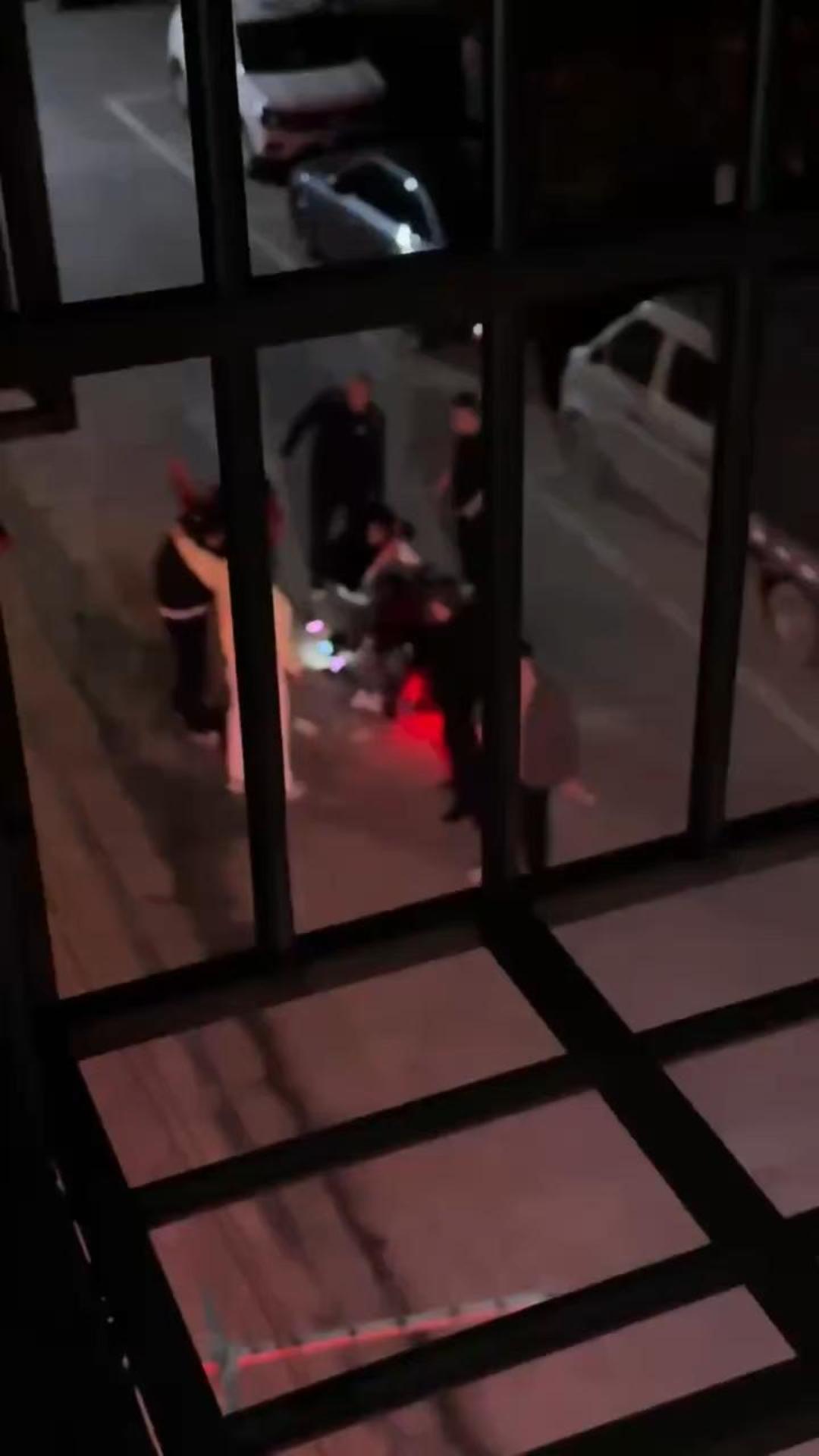 精神小伙偷车失败！当场被抓现行太丢人