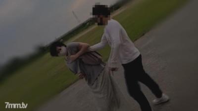 fc2-ppv 2930906 [個人] 午後公寓老婆不期而遇。天還亮著的時候，我在立交橋下強奸了我的喉嚨後部，然後在隔壁有一個孩子的房間裡用一根陌生人的棍子高潮了。我把它裸著扔在陽台上。 FC2-PPV-2930906
