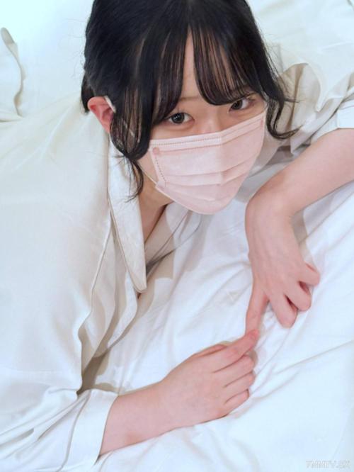 fc2-ppv 4692702 「嗯啊♡」說著脫下內褲的SSS級膚色白皙清純的女孩，在使用電動按摩器時不斷高潮♡被變態叔叔隨意擺布