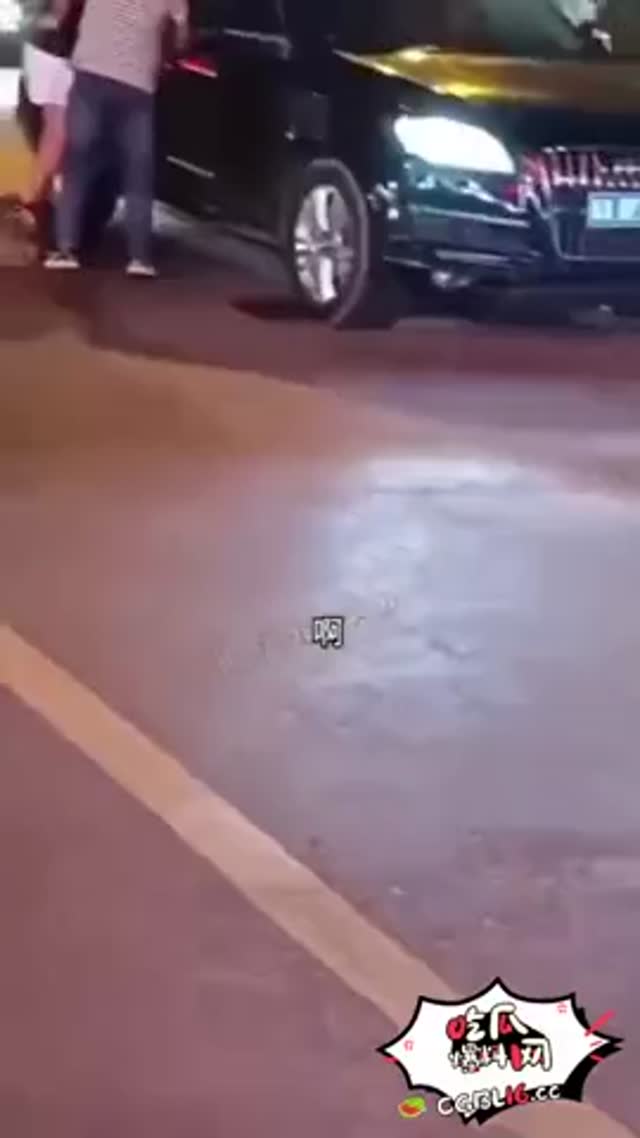 小三凭什么穿金戴银 凭什么坐我买的车 石家庄原配当街抓小三跟丈夫魏宇在一起视频曝光