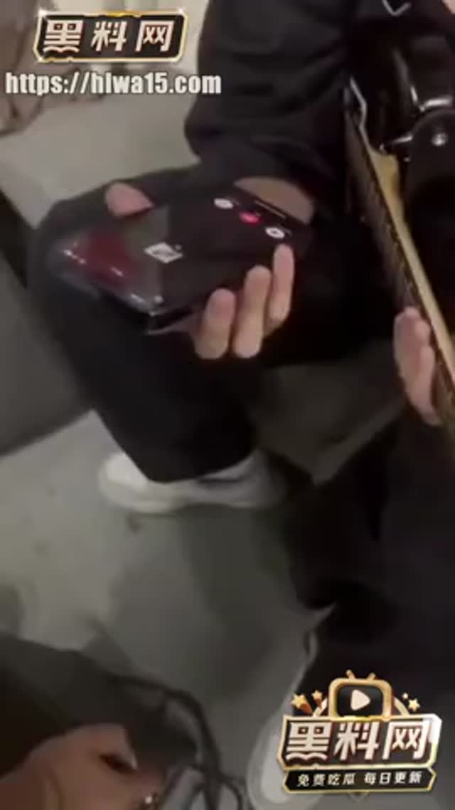 东莞电子科技学校 钟幸 一边与炮友做爱一边打电话挑衅男友 露脸性爱自拍被男友含泪曝光