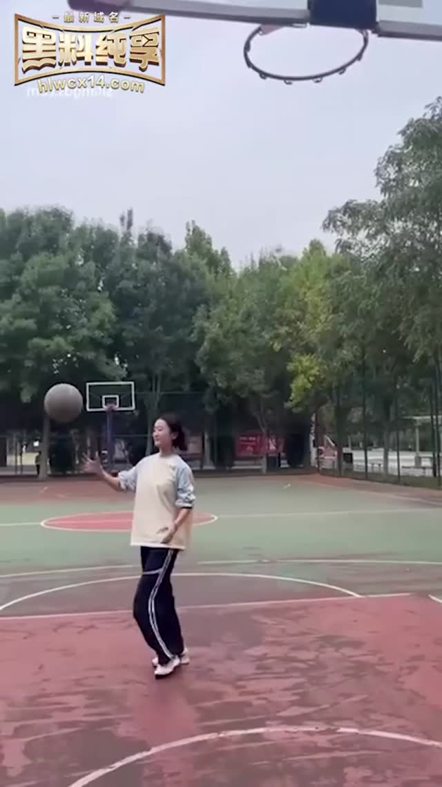 西安大三反差婊吴诗涵不雅视频曝光 被富二代调教成母狗跪爬舔肉棒 中出高潮
