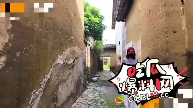 顶级反差婊 在东北小城超市全裸狂野露出 湿屄任由几个老头子随意偷窥 骚劲爆棚