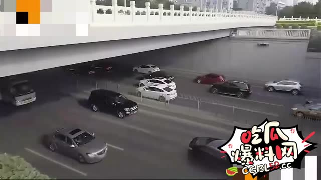 北京永定门公园顶级反差 Ariel真空上阵风吹裙摆 私处湿透的户外露出神作
