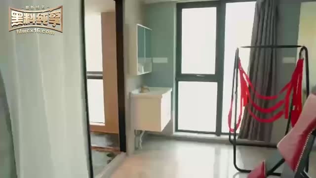 重庆女S拜金调教男M玩疯了 各种足交踩屌一套全 有人看不惯直接约炮反操把她干到无套内射