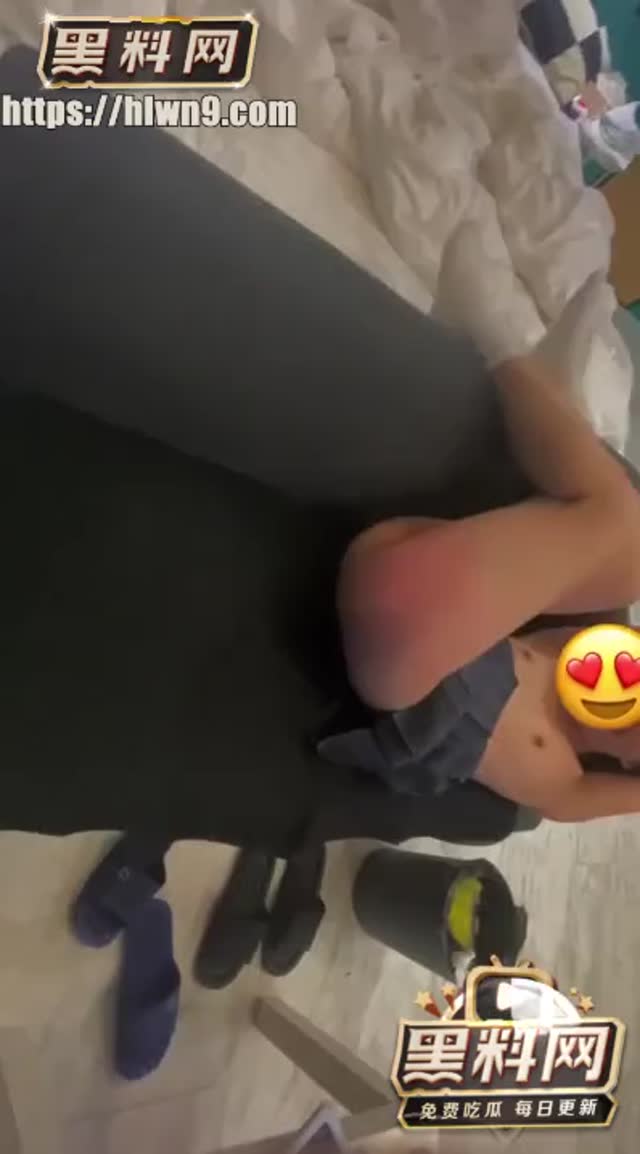 大神调教白袜小萝莉 藤条直接狠狠地抽在屁股和逼上 看着都疼 一点也不怜香惜玉