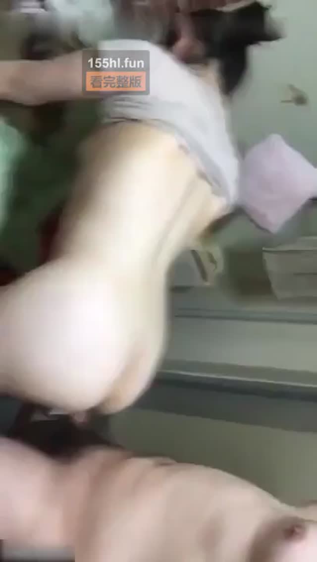 淫荡人妻 非常爱吃肉棒的白皙熟女 与老公性爱户外口交视频流出