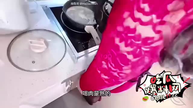 海角乱伦大神 边做饭边穿高跟鞋给你足交的丈母娘 同时刺激你的味欲和性欲