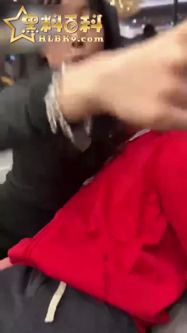 绍兴特斯拉聚会现场男女激情舌吻 当众调情揉奶视频曝光
