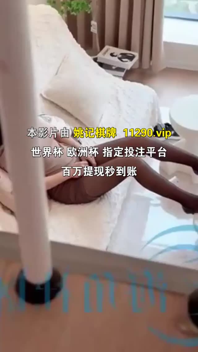 海角兄妹乱伦视频 妹妹穿着开档丝袜拿外卖别人看 镜子前看着做爱 最后被我操得喷水