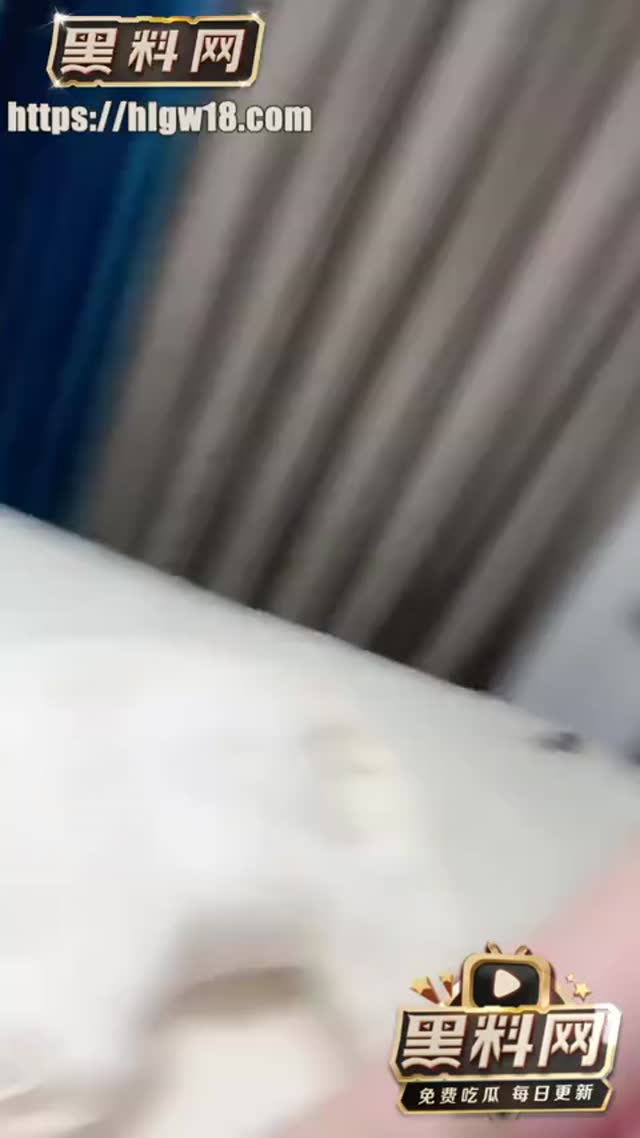 推特高颜值大眼萌妹 酥酥ovo 白虎嫩穴与贫乳娇躯形成极致反差 最新直播自慰片段流出！