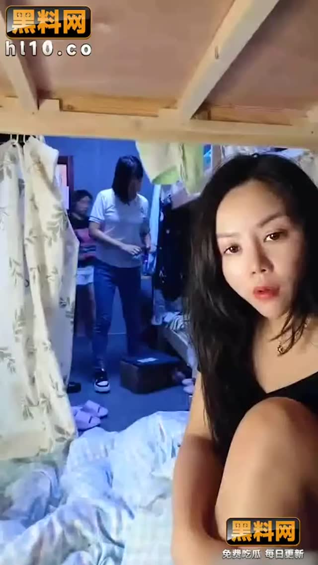 在外打工的骚逼少妇在宿舍里发骚自慰，自己自慰骚拍还差点拍到工友换衣