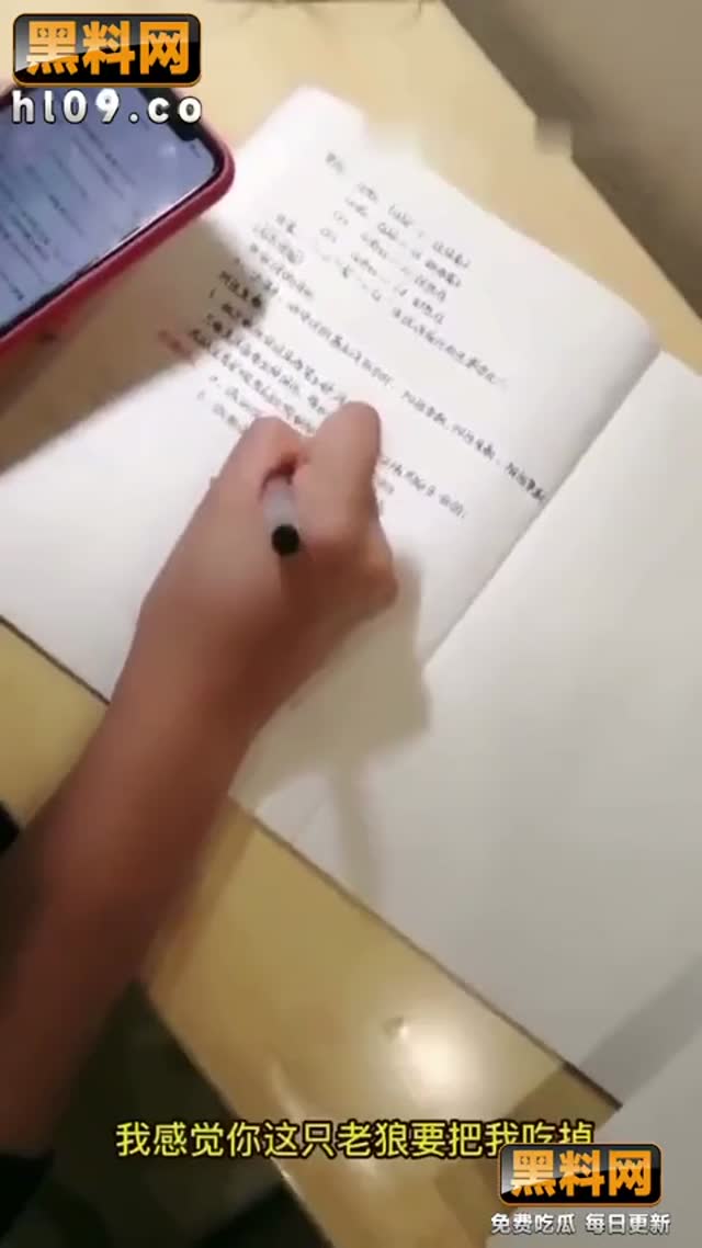“打电话系列”约炮清纯反差女大学生 ，边操b边给老妈打电话，精彩对白刺激十足