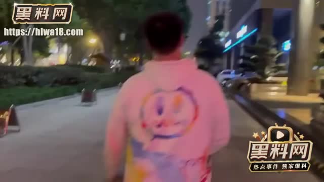 年度顶级白嫖哥 嫖娼不给钱被妹子追拍曝光 还嬉皮笑脸直接把她气到破防！