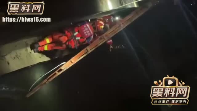 广东潮州一大叔嗑药嗑嗨了 直接裸奔跳河洗澡 引发多人围观拍摄 这下真是出名了