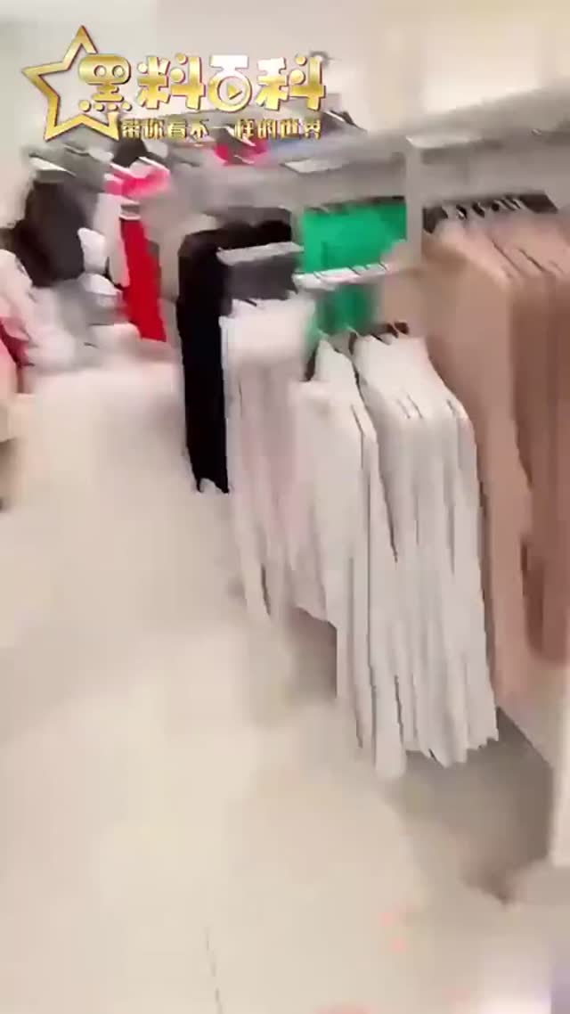 真实乱伦 过年回家用一套衣服拿下表妹 在试衣间里就是一顿猛操