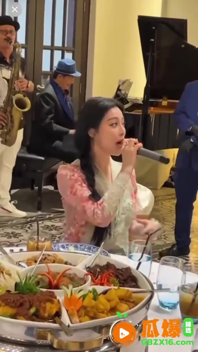 范冰冰东南亚陪酒复出 昔日影后马来西亚高官饭局翘臀演唱 多次起身敬酒 红唇轻启勾人目光 用特殊方式重新打开市场