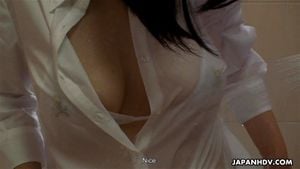 日本棕发女Kaede Kyomoto无码向一位男子展示她的性感身材