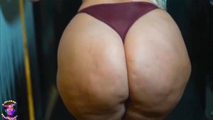 丰满金发女郎
