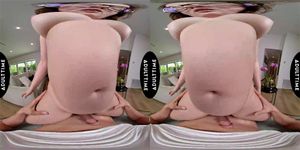 近距离 VR - 第一视角迷人 Leana Lovings 乳交你的大鸡巴，然后用湿漉漉的阴户挑逗它