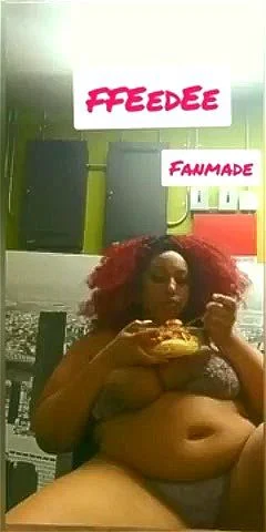 丰满女性腹部填食 3