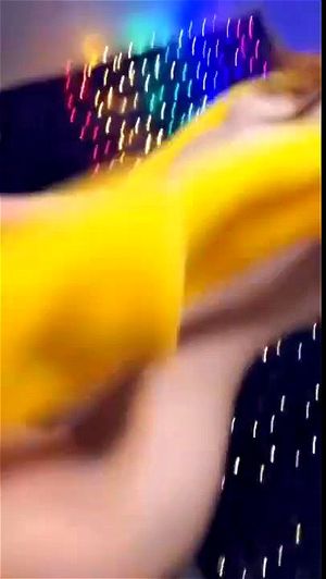可爱的年轻女孩喜欢做高潮脸并在Snapchat上分享