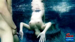 Aaliyah 水下风情