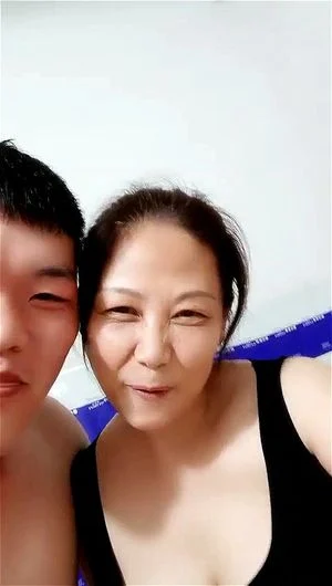 繼子喝醉了，無意中看到身材豐滿的繼母在洗澡，便情不自禁地讓她進入他的身體。她別無選擇，只好順從。