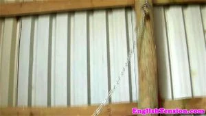 丰满的卑鄙情妇羞辱可怜的男人