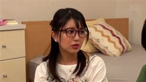 这位年轻男士与他的女邻居发生了一段婚外情，随后她的丈夫突然返回家中