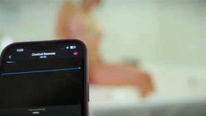 性感的哥伦比亚女孩在按摩浴缸中用遥控性玩具射精