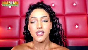 巴西变性人 - 饥渴的巴西 Tgirl 与大胸部自慰