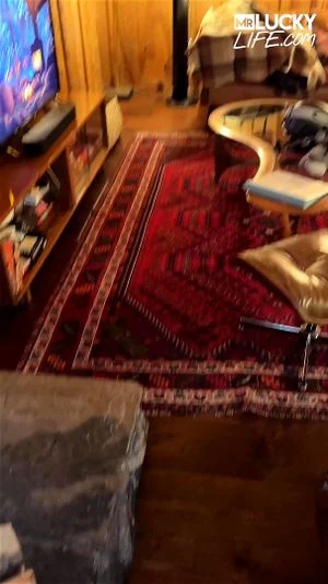 与Roxie Sinner和Sarah Arabic在炉火旁享受的激情约会时光，充满性感与亲密互动，探索成人间的欲望与快感。