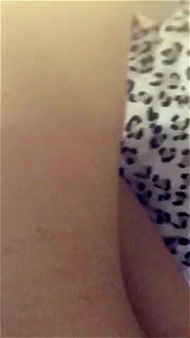 18岁大学女生体验滚烫蜡烛滴落的刺激快感
