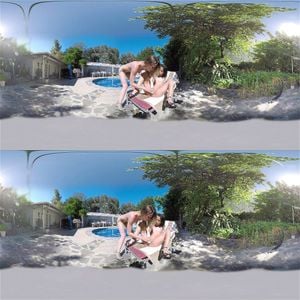 JILLIAN JANSON与HOLLY HENDRIX的激情碰撞，两位魅力四射的成年女性在镜头前展现无与伦比的性感互动。这场表演充满诱惑与张力，完美融合了成人娱乐中备受追捧的浪漫氛围与视觉刺激。探索她们之间火花四溅的化学反应，体验一场纯粹而专业的成人内容盛宴。