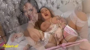 丰满亚洲熟女展现迷人曲线