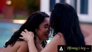妈妈的男孩 - 性感 Vanessa Sky 与熟女闺蜜和她的变态继子在户外进行实况调查团三人行
