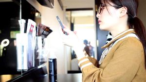 （無修正）美麗動人的女大學生擁有白皙肌膚和淡粉色乳頭，可愛到極致！