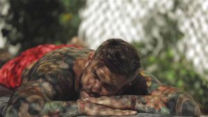 亚洲辣妹武士刀在户外性交前吸吮挂着的纹身螺柱