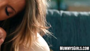 Myra Moans 和 Demi Hawks 崇拜熟妇 Silvia Saige 的阴户