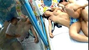 日本女孩在玻璃房中享受两位男士的按摩