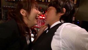 Yuma Asami 为酒保提供口交服务