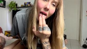 性感金发拉丁美女挑逗表演，带来诱人膝上舞